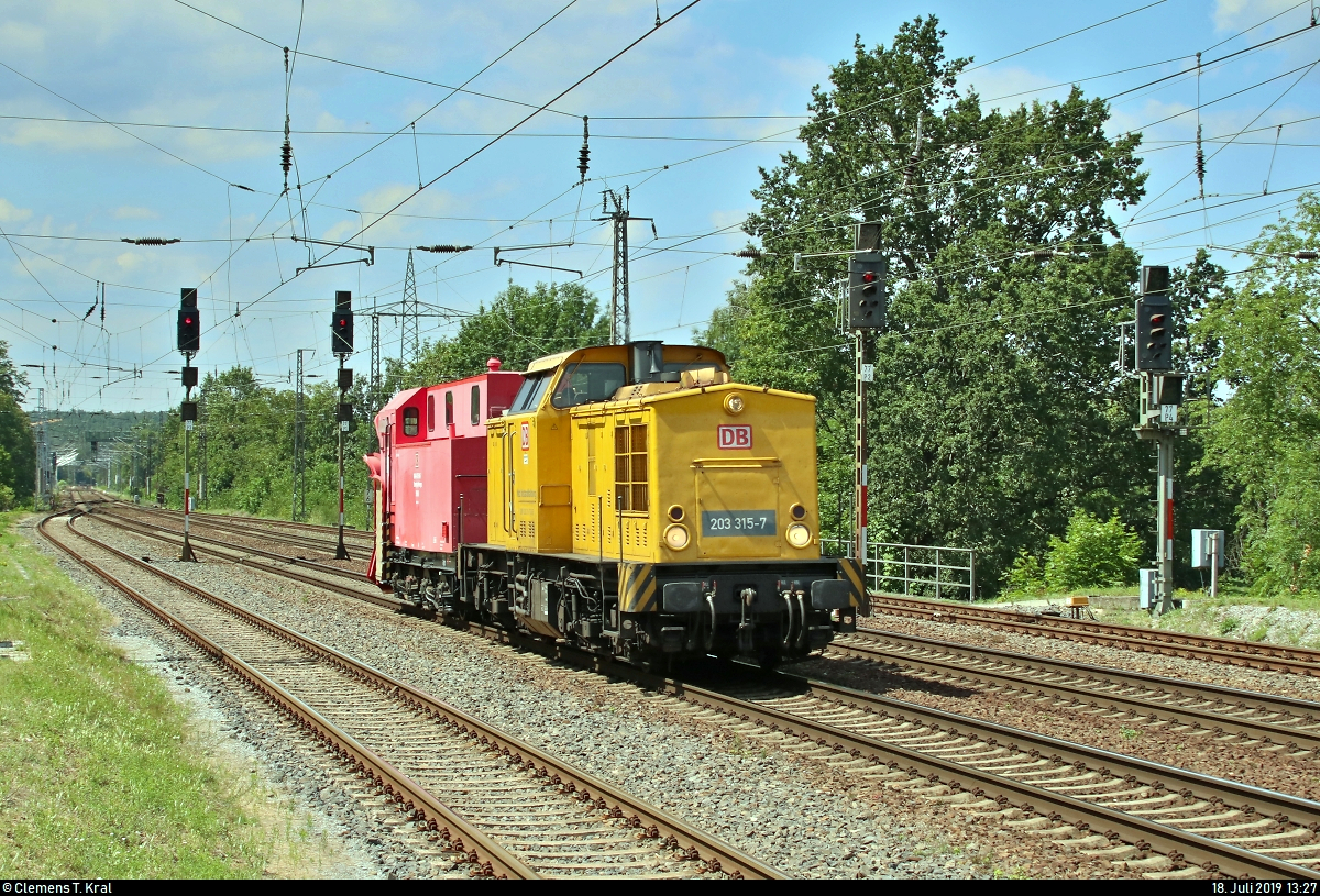 Sehr wenig, dafür aber besonderer Verkehr in Saarmund.
203 315-7 (DR V 100.1) der DB Netz AG durchfährt mit einem Schneepflug der Bauart Meiningen (80-80-970 5000-5 D-DB) der DB Netz AG den Bahnhof Saarmund auf dem Berliner Außenring (BAR | 6116) Richtung Genshagener Heide.
Aufgenommen am Ende des Bahnsteigs 3.
[18.7.2019 | 13:27 Uhr]