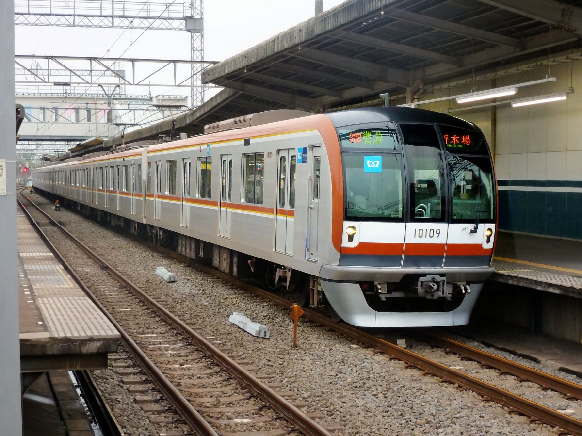 Seibu Konzern / Tokyo Metro: Auf der Seibu-Strecke in Nishi Tokorozawa steht am 22.Oktober 2011 der Tokyo Metro U-Bahnzug 10009 (Endwagen 10109); wenn er Tokyo erreicht, wird er dann als U-Bahnzug der Tokyo Metro Yûrakuchô-Linie Tokyo in südöstlicher Richtung unterfahren. 