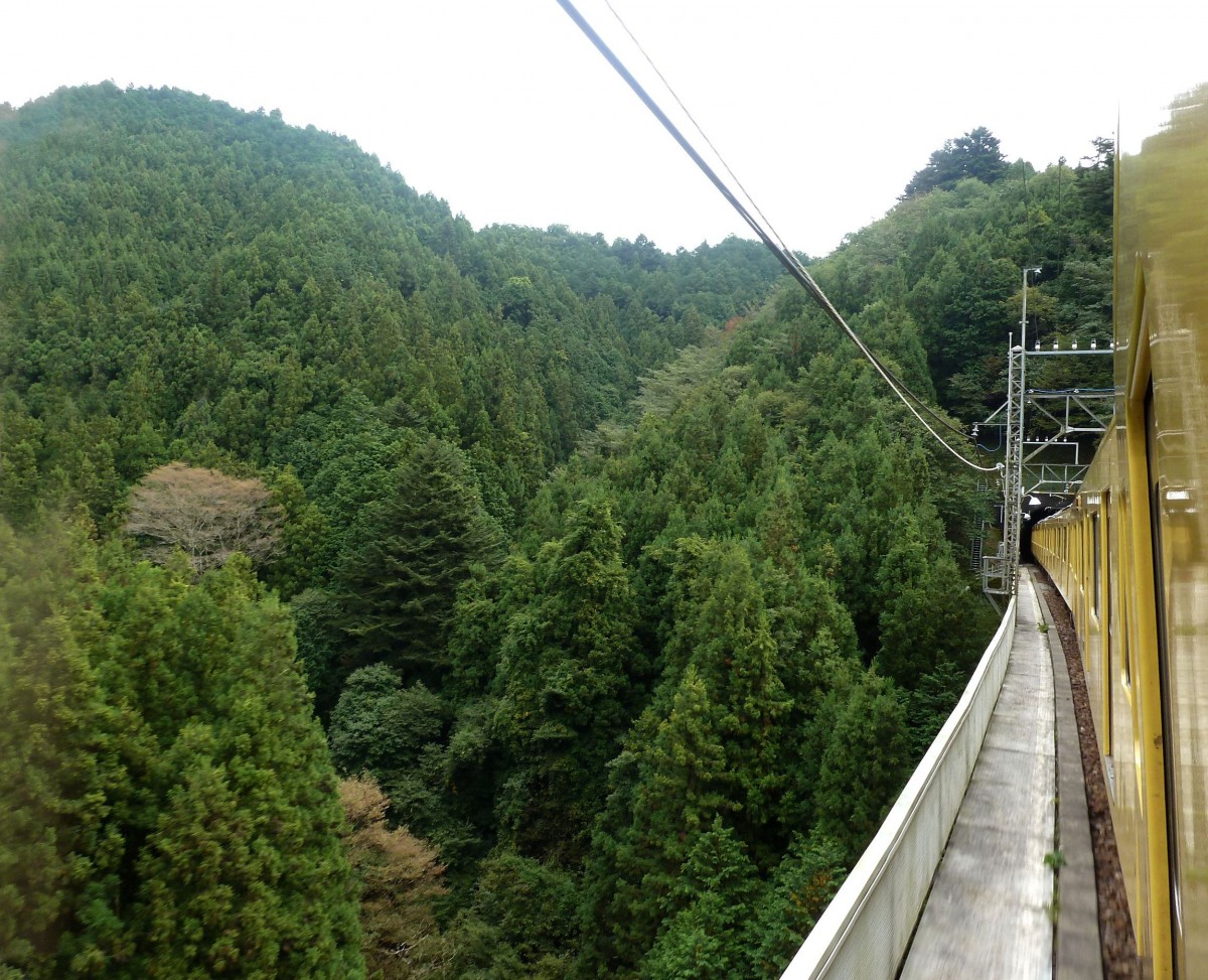 Seibu-Konzern, Chichibu-Linie: Aufstieg zum fast 5 km langen Shômaru-Scheiteltunnel ins Chichibu-Tal. Aus dem S-Bahnzug 2069, zwischen Nishi Agano und Shômaru, 23.Oktober 2011.