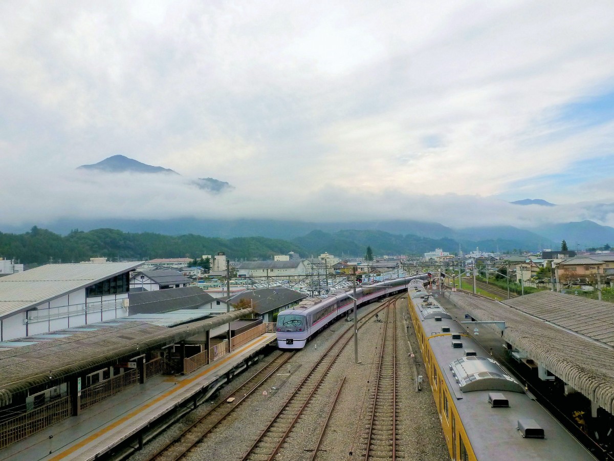 Seibu-Konzern, Chichibu-Linie: Der Seibu-Bahnhof in Chichibu, tief in den Bergen nordwestlich von Tokyo. Rechts steht der S-Bahnzug 2069 nach Tokyo-Ikebukuro, links fährt gerade der Super-Express 10109 aus. 23.Oktober 2011.  