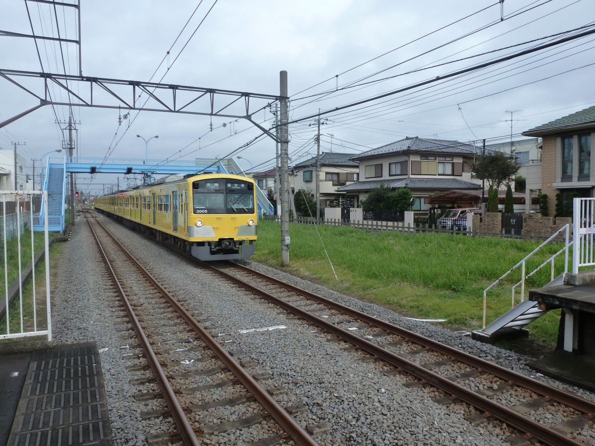 Seibu-Konzern, Kokubunji-Linie. Diese kurze Strecke von 7,8 km verbindet die wichtige JR-Chûô-Linie nach Westen mit der Seibu-Hauptlinie nach Nordwesten und bedient dabei Vororte, in denen es sich in recht grossen Häusern sehr angenehm leben lässt. Im Bild Einfahrt des Sechswagenzugs 3005 (Serie 3000) in die Kreuzungsstation Koigakubo, 23.Oktober 2011. (Die ursprünglich 72 Wagen der Serie 3000 mit nur 3 Türen pro Wagen entstanden 1983-86 als Sechs- und Achtwagenzüge; heute sind sie ausgemustert.)  