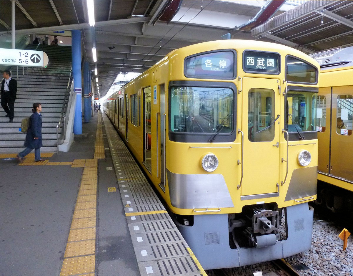 Seibu-Konzern, die Linie zum Seibu-en (Seibu-Park):  Eine typische Kurzstrecke von nur 2,4 km Länge. Sie wird als Zugang zu den Golf- und Fahrradrennanlagen im Seibu-Park genutzt, aber da sich viele Firmenangestellte in Tokyo gerne in solchen Grüngebieten am Stadtrand ansiedeln, dient die Linie immer mehr dem Pendlerverkehr. Im Bild wartet der Vierwagenzug 2521 (Serie 2000) in Higashi Murayama auf Abfahrt zu seiner nur wenige Minuten dauernden Reise. 23.Oktober 2011. 