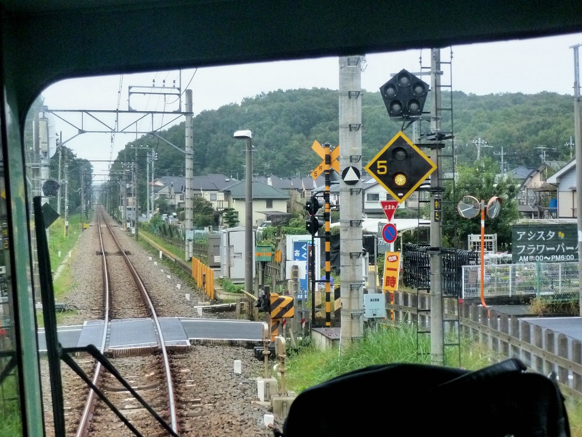 Seibu-Konzern, die Linie zum Seibu-en (Seibu-Park): Kaum ist Zug 2521 in Higashi Murayama angefahren, da taucht in der Ferne schon die Endstation auf. 23.Oktober 2011. 