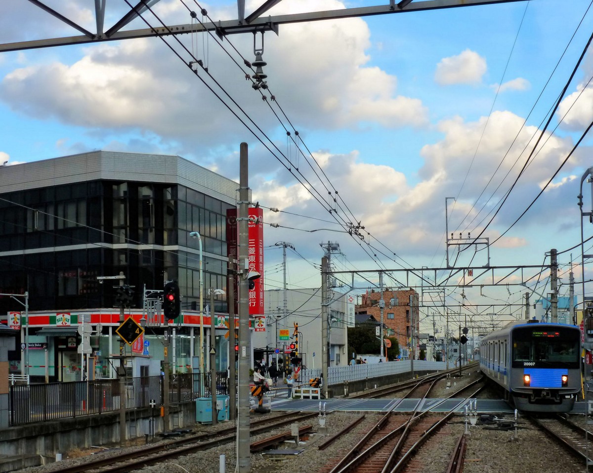 Seibu-Konzern, Serie 20000: Einfahrt des Zuges 20007 in Tokyo-Tanashi auf der Seibu Shinjuku-Linie, d.h. der Seibu-Linie, die vom grossen Umsteigebahnhof Shinjuku an der Ringbahn ausgeht. Die Seibu Shinjuku-Linie ist die Seibu-Hauptlinie von Tokyo in die Stadt Kawagoe (47,5 km) nordwestlich von Tokyo. 7.November 2011. 