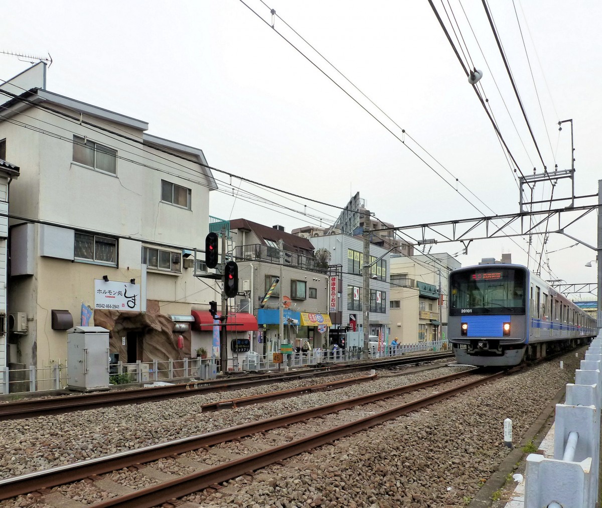Seibu-Konzern, Serie 20000: Es gibt hiervon je 8 Achtwagen- und 8 Zehnwagenzüge, Baujahr 2000. Seibu gibt nun der blauen Farbe gegenüber der gelben Farbe den Vorzug. Die Serie 20000 trägt den Namen  Simple and Clean . Aufnahme des Zuges 20001 (ostseitiger Endwagen 20101) in Tokyo-Tanashi, 11.Oktober 2011. 