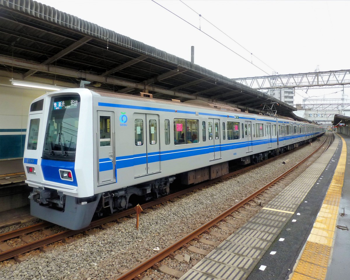Seibu-Konzern, Serie 6000: Es gibt 25 solche Zehnwagenzüge, von denen 23 auf die Tôkyô Metro U-Bahn durchfahren; jenseits der U-Bahnstrecke gelangen sie auf den Tôkyû-Konzern, und von da weiter auf die Yokohama Bahn (Minato Mirai Linie) bis nach Yokohama hinein. Baujahre 1992-1998. Im Bild steht Zug 6053 (mit Aluminiumkasten) in Nishi Tokorozawa; er wird dann als U-Bahnzug der Tokyo Metro Fukutoshin-Linie dem Westrand der Innenstadt von Tokyo entlang fahren. 22.Oktober 2011.  