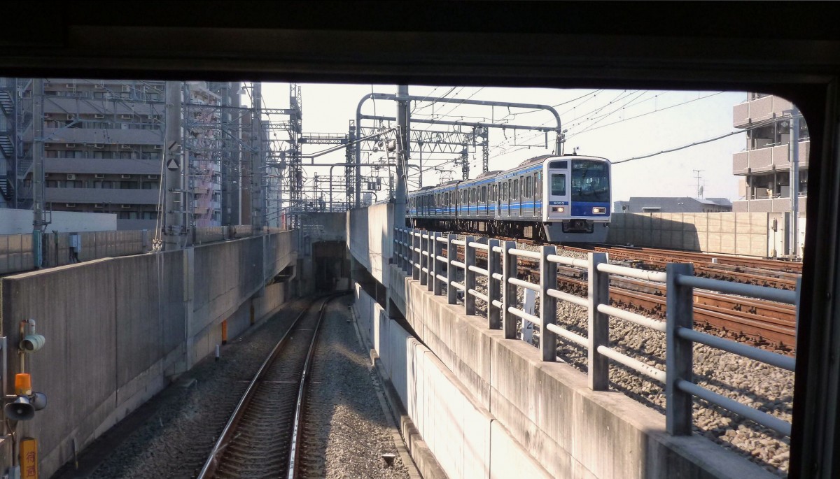 Seibu-Konzern, Serie 6000: Zug 6003 mit Kasten aus rostfreiem Stahl in Tokyo-Nerima, 31.Oktober 2011. Die Zug bedient die Seibu Ikebukuro-Linie, d.h. die Seibu-Linie, die vom grossen Umsteigebahnhof Ikebukuro an der Ringbahn ausgeht. Die Seibu Ikebukuro-Linie ist die Seibu-Hauptlinie von Tokyo in die Stadt Hannô im Westen (43,7 km lang); einzelne Züge fahren weiter tief ins Berggebiet von Chichibu hinein. Zug 6003 im Bild wird von hier aus als U-Bahnzug von Tokyo Metro in die Innenstadt von Tokyo weiterfahren. 