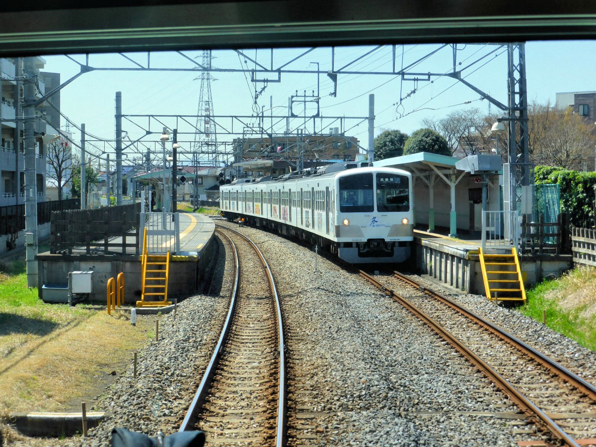 Seibu-Konzern, Tamagawa-Linie: Die Züge sind den 4 Jahreszeiten gewidmet; im Bild steht Zug 253  Winter   (Serie 101) in Shin Koganei, 31.März 2014. Es handelt sich hier um die letzten 9 Züge der Serie 101 (gebaut 1969-1984).  