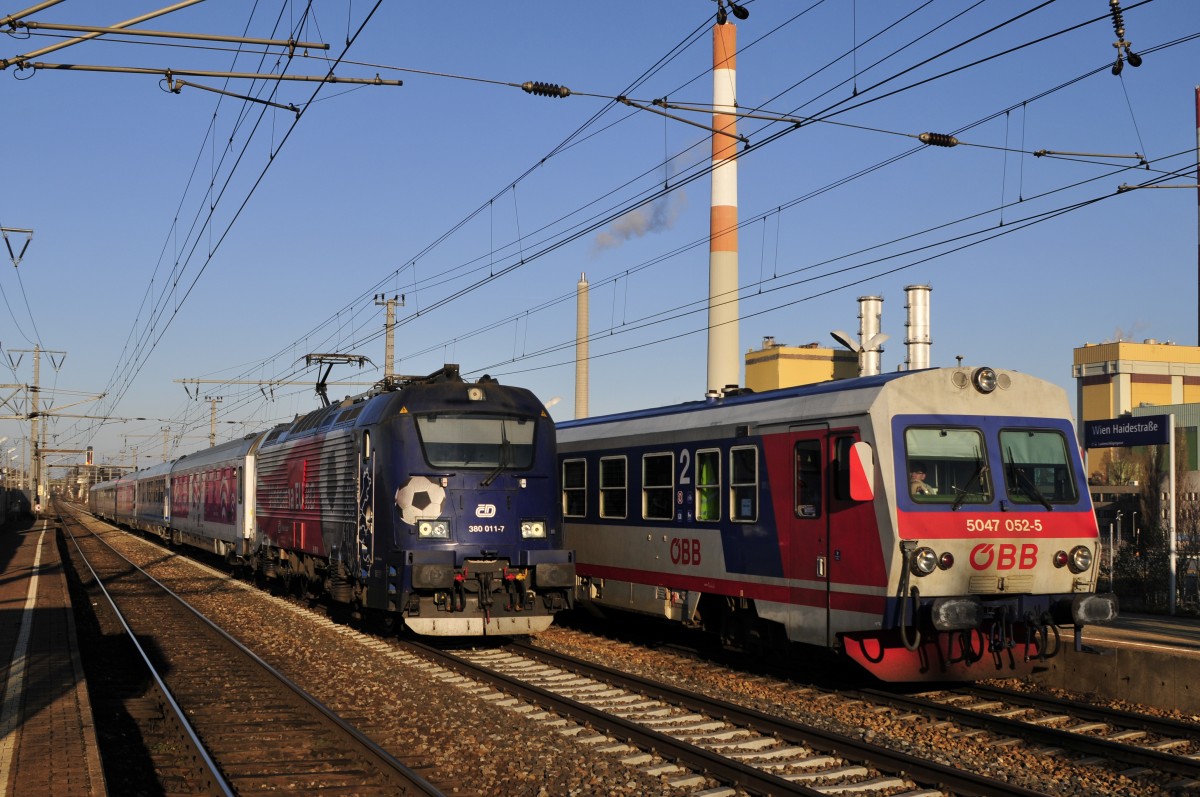 seid dem Fahrplanwechsel kommt immer öfter die Cd 380.011 nach Österreich hier überholt sie eine Regionalzug in W.Haidestrasse  zu sehen sind 380.011 + 5047.052 Ec 103 + R 2579 W.Haidestrasse am 6.1.15 
