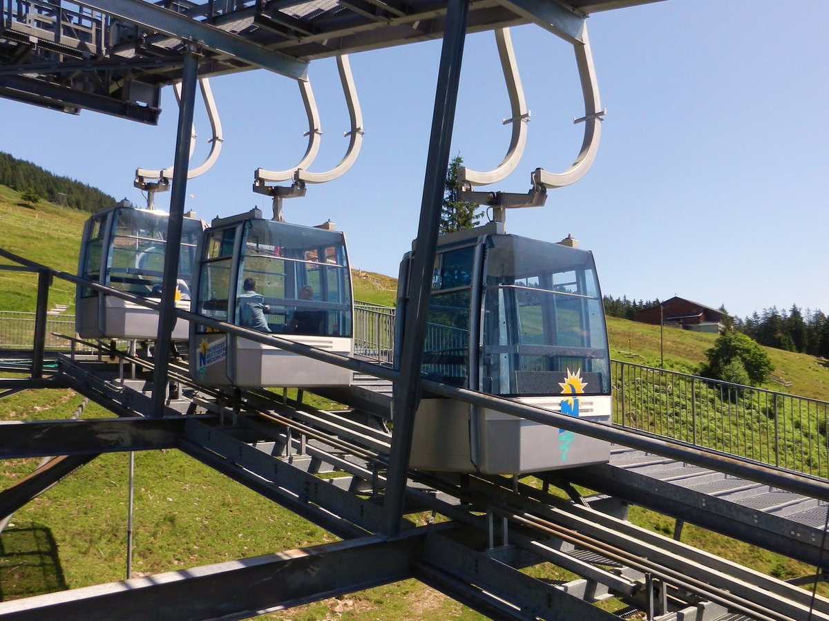 Seilbahn Beatenberg (1127,30 m.ü.M.) – Niederhorn (1935 m.ü.M.) Mittelstation Vorsass. 1946 wurde das Niederhorn mit einer Sesselbahn vom Dorf Beatenberg auf die Bergspitze erschlossen. Dies war der Vorläufer der 3-Seil-Gruppenumlaufbahn, die 1997 eröffnet wurde. Bei der aktuellen Bahn handelt es sich um die erste und bislang einzige derartige Bahn in der Schweiz. Bahntyp: 3-Seil-Gruppenumlaufbahn. Anzahl Gondeln: 4 Gruppen à je 3 Gondeln. Schräge Länge der Bahn: 2'493 m. Höhendifferenz: 807,70 m. Fahrzeit: 9,2 min. - 18.07.2012    