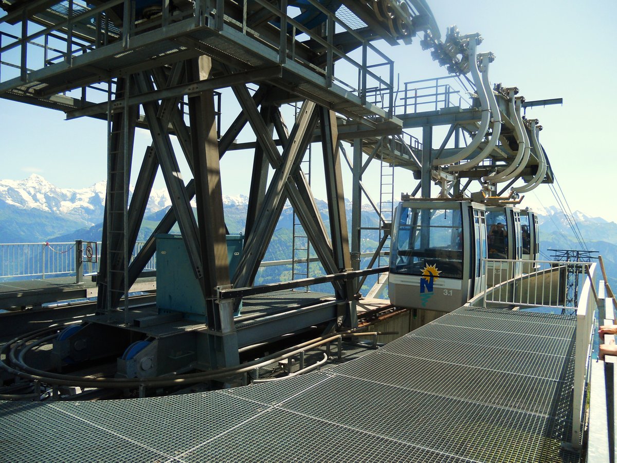 Seilbahn Beatenberg (1127,30 m.ü.M.) – Niederhorn (1935 m.ü.M.) Bergstation Niederhorn. 1946 wurde das Niederhorn mit einer Sesselbahn vom Dorf Beatenberg auf die Bergspitze erschlossen. Dies war der Vorläufer der 3-Seil-Gruppenumlaufbahn, die 1997 eröffnet wurde. Bei der aktuellen Bahn handelt es sich um die erste und bislang einzige derartige Bahn in der Schweiz. Bahntyp: 3-Seil-Gruppenumlaufbahn. Anzahl Gondeln: 4 Gruppen à je 3 Gondeln. Schräge Länge der Bahn: 2'493 m. Höhendifferenz: 807,70 m. Fahrzeit: 9,2 min. - 18.07.2012