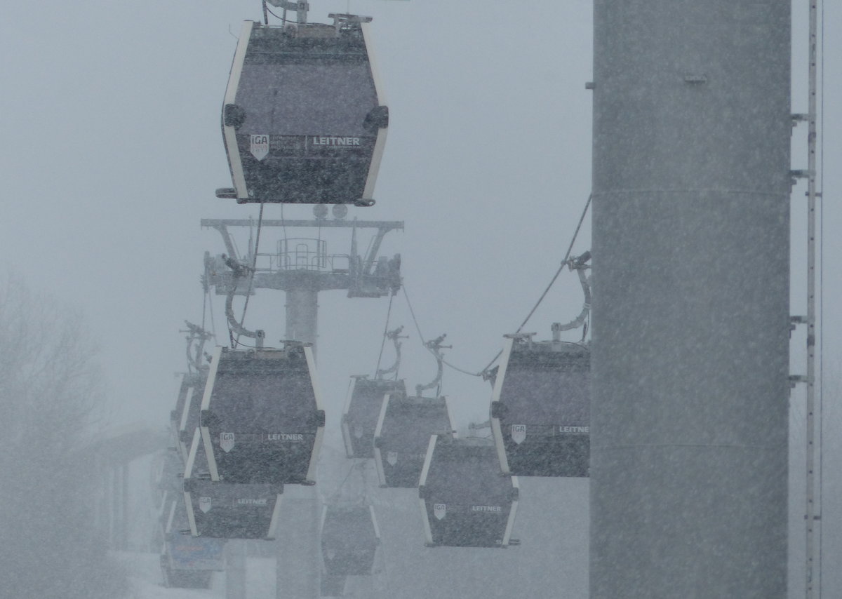 Seilbahn im Schneesturm. Zugegeben, etwas dick aufgetragen, denn am Ende blieben vielleicht 3 Zentimeter liegen und der Sturm war eher leichter Wind. Immerhin - die IGA-Seilbahn in Berlin zeigt sich wetterfest am 9.12.2017.