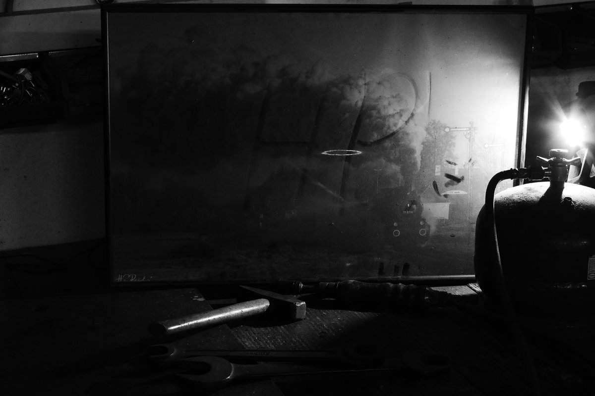 Sein Handwerk beherrscht Hape ,...
Zwar mit anderen Werkzeugen zaubert er och Meisterwerke auf so manches Leinenbild. 
18.01.2018