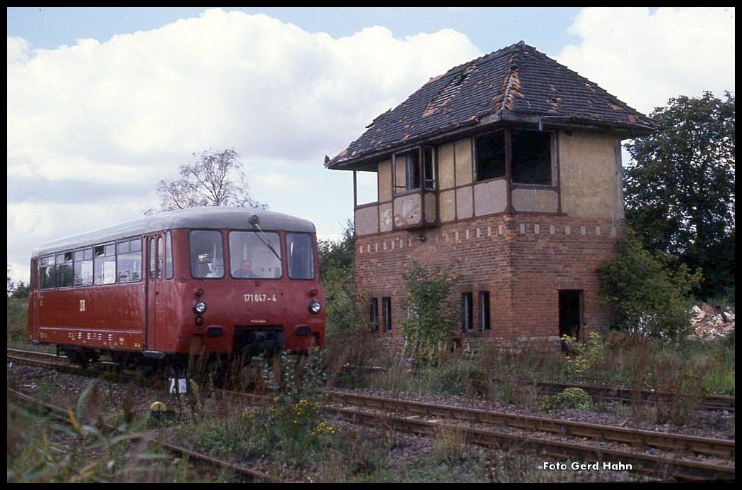 Seine Funktion hatte am 16.9.1990 dieses Stellwerk in Seehausen bei Wanzleben verloren. Triebwagen 171047 passiert es um 14.37 Uhr als Zug T 18449 auf dem Weg nach Wanzleben. 