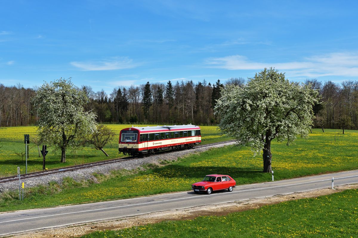 Seit 01. Mai 2021 kommen SAB - NE 81 planmäßig auf der Lokalbahn Amstetten (Württ.) - Gerstetten zum Einsatz. Zur Freude des Fotografen war es am frühlingshaften 9. Mai 2021 nicht irgendein NE 81, sondern Vt 41. Das Fahrzeug wurde am 18. Februar 1993 an die HZL übergeben und war das Erste der dritten Bauserie des NE 81, die sich optisch vor allem durch die runden Lichter und die kleinere Frontscheibe von den vorigen Serien unterscheidet. Erfreulicherweise blieb die HZL-Lackierung nach der Übernahme durch die SAB erhalten, sodass nur die Aufschriften auf den neuen Eigentümer hinweisen.
Kurz vor Schalkstetten konnte ich jenen Vt 41 ablichten, der als SAB 44 nach Gerstetten unterwegs ist.
Die Lokalbahn führt zwischen Stubersheim und Gerstetten über die praktisch pottebene Hochfläche der Schwäbischen Alb. Um von der Standardperspektive wegzukommen, kam ein Hochstativ zum Einsatz.
Der wenig zierreiche, moderne, graue Renault wurde digital durch das wesentlich hübscherer Vorjahresmodell ersetz.