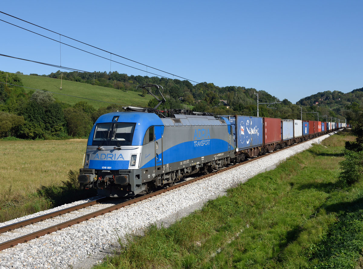 Seit 07. September ist es möglich den slowenischen Teil der Südbahn ab dem Grenzbahnhof Spielfeld-Straß mit vieraschsigen E-Loks zu befahren da die Infrastruktur ertüchtigt und die Streckenklasse gehoben wurde. 

Loks wie Taurus 3 und Vectron können somit bis Koper durchfahren und das Umspannen auf die slowenischen 342 bzw. 363 in Spielfeld-Straß ist somit obsolet geworden.

Am 09.09.2020 war der LTE/ADT Containerzug 41441 von Kalsdorf nach Koper mit der Adria Transport 1216 921 bespannt und wurde von mir in Cirknica fotografiert.