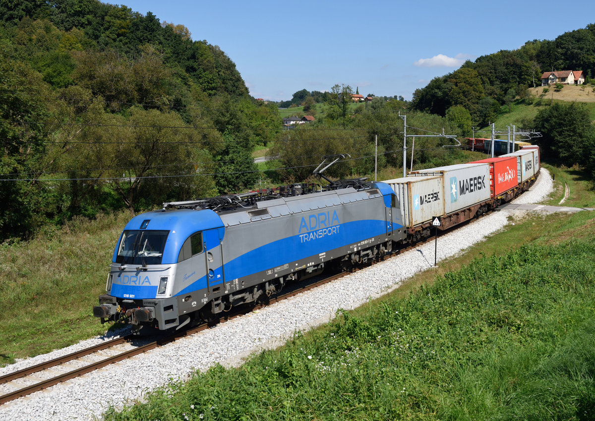 
Seit 07. September ist es möglich den slowenischen Teil der Südbahn ab dem Grenzbahnhof Spielfeld-Straß mit vieraschsigen E-Loks zu befahren da die Infrastruktur ertüchtigt und die Streckenklasse gehoben wurde.

 

Loks wie Taurus 3 und Vectron können somit bis Koper durchfahren und das Umspannen auf die slowenischen 342 bzw. 363 in Spielfeld-Straß ist somit obsolet geworden.

 

Am 08.09.2020 war der LTE/ADT Containerzug 41441 von Kalsdorf nach Koper mit der Adria Transport 1216 921 bespannt und wurde von mir in Strihovec fotografiert.
