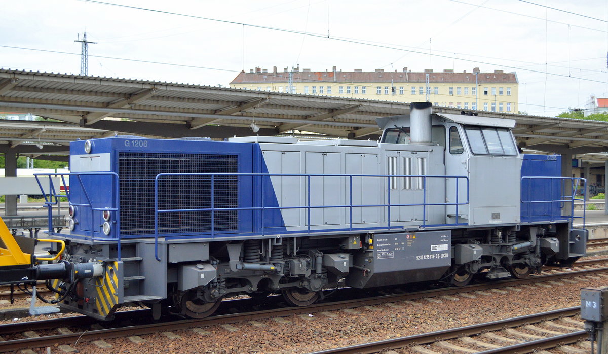 Seit 07.07.19 steht die LOCON G 1206 (NVR-Nummer: 92 80 1275 818-3 D-LOCON) mit einem Güterzug (Schienen-Transport) mit Drehgestell-Flachwagen von der Fa. vossloh auf einem der Durchfahrtgleise im Bahnhof Berlin-Lichtenberg abgestellt, 07.07.19