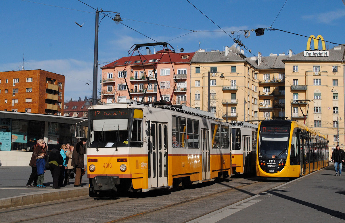 Seit 16.01.2016 verkehrt wieder die Linie 17, die von der bisherigen Endstelle Becsi ut nun zum Einkaufszentrum Savoya Park verkehrt. Am 22.02.2016 begegnen sich der T5C5 - Zug 4010 + 4011 sowie der neu gelieferte Urbos 3 2211 am Moricz Zsigmond körter.