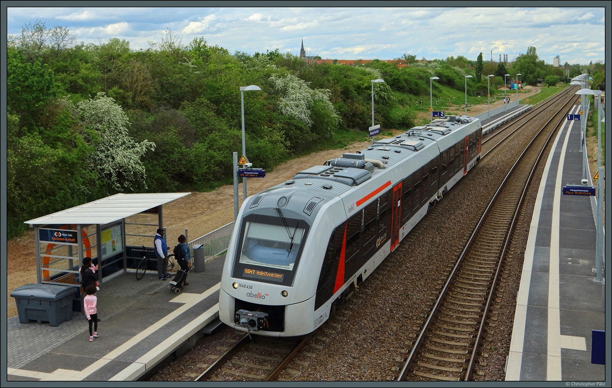 Seit 18.03.2020 ist der neue Haltepunkt Bernburg-Roschwitz in Betrieb. Er ersetzt den siedlungsfernen Haltepunkt Bernburg-Friedenshall. Auf dem Weg als RB 47 nach Halle legt 1648 436 hier am 01.05.2020 einen kurzen Stopp ein.