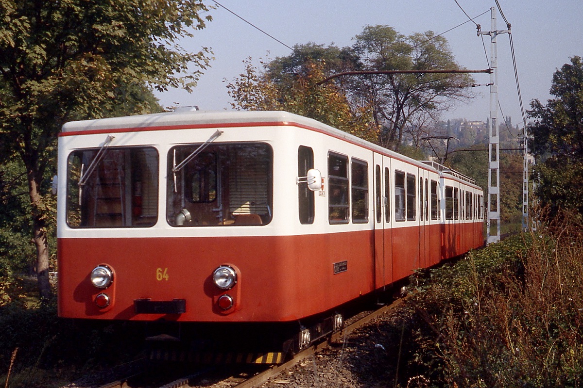 Seit 1874 fährt die Budapester Zahnradbahn vom Varosmajor in Buda hinauf auf den 420 m hohen Svabhegy (deusch Schwabenberg, die Bahn wird daher auch Schwabenbergbahn genannt). Im Oktober 1978 ist einer der 1973 von Simmering-Graz-Pauker/BBC Österreich gebauten Züge zwischen der Station Szent janos Korhaz und der Talstation Varosmajor unterwegs.