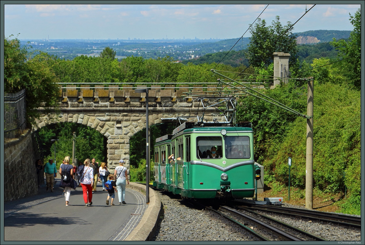 Seit 1883 verbindet die Drachenfelsbahn den gleichnamigen Gipfel mit der Stadt Königswinter. 1953 wurde die Zahnradbahn auf elektrischen Betrieb umgestellt. Die mit der Umstellung beschafften Triebwagen sind auch heute noch im Einsatz. Hier erreicht ein Zug am 11.7.2020 die Mittelstation am Schloss Drachenburg.