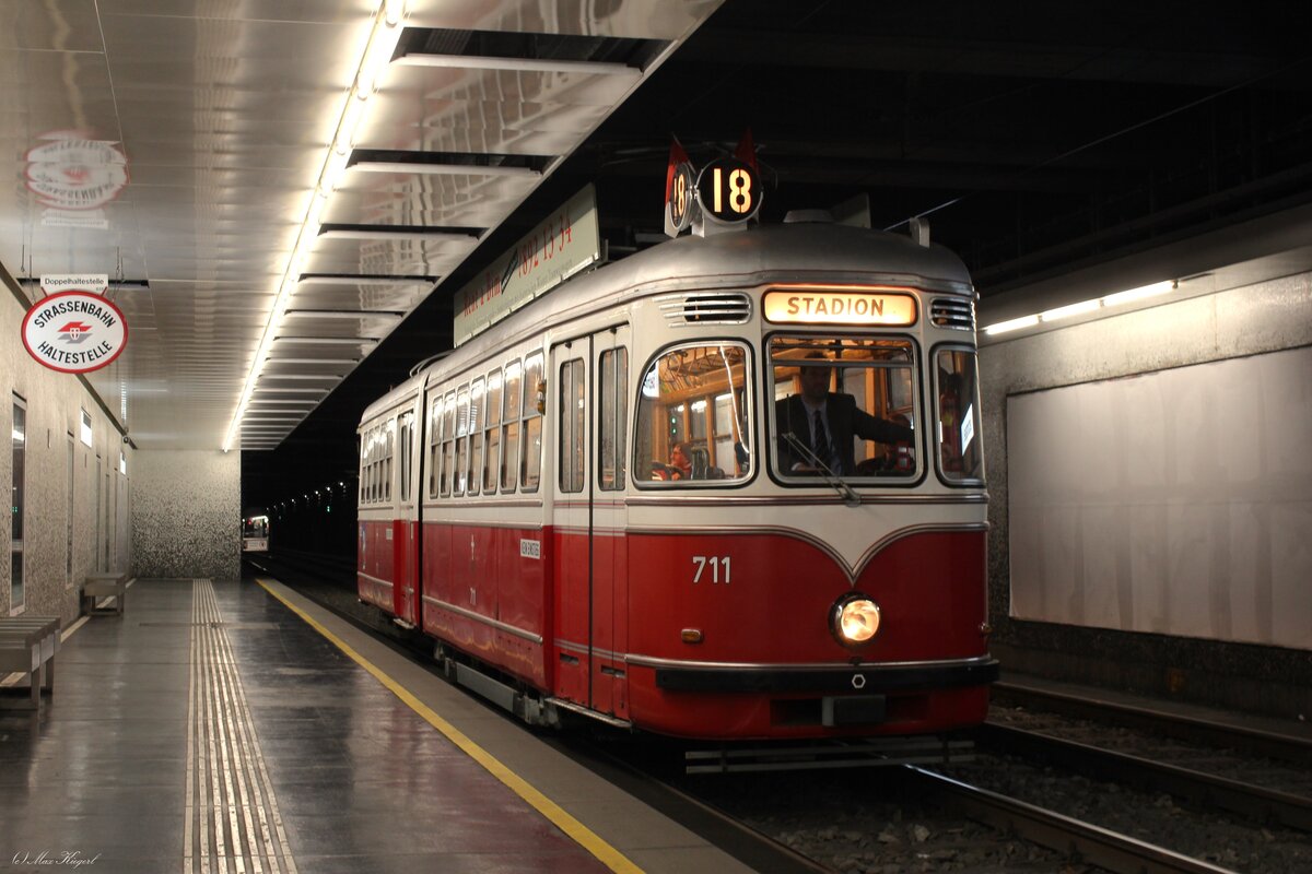 Seit 1969 f�hrt am s�dlichen G�rtel in Wien die Stra�enbahn Unterpflaster (USTRAB).
Der Typ F Nummer 711 steht hier am 10.10.2026 in der Haltestelle Blechturmgasse im Zuge einer privaten Sonderfahrt durch Wien. 
Die Betafelung der Linie 18 haben diese Wagen allerdings nie gehabt. 