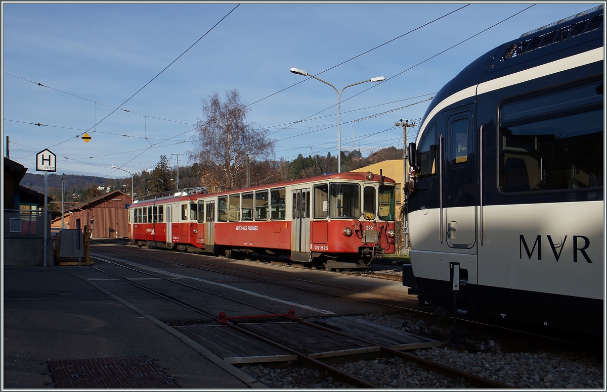 Seit 1970 haben die CEV BDeh 2/4 (Baujahr 1970 N° 71 - 74 und 1983 N° 75) den Betrieb geprägt und haben auf der Zahnradstrecke praktisch das Monopol, doch nun rückt das Ende in Form der MVR CEV ABe 2/6 doch ins Blickfeld.
In Blonay wartet der CEV BDeh 2/4 73 mit seinem Bt 222 auf die Abfahrt Richtung Les Pleiades. 
11.12.2015