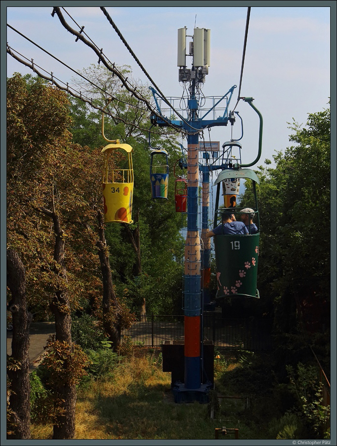 Seit 1971 verbindet diese 1-Seil-Umlaufbahn Odessa mit dem Strand am Schwarzen Meer. Jede der Gondeln ist individuell gestaltet und fasst 2 Personen. (06.09.2019)