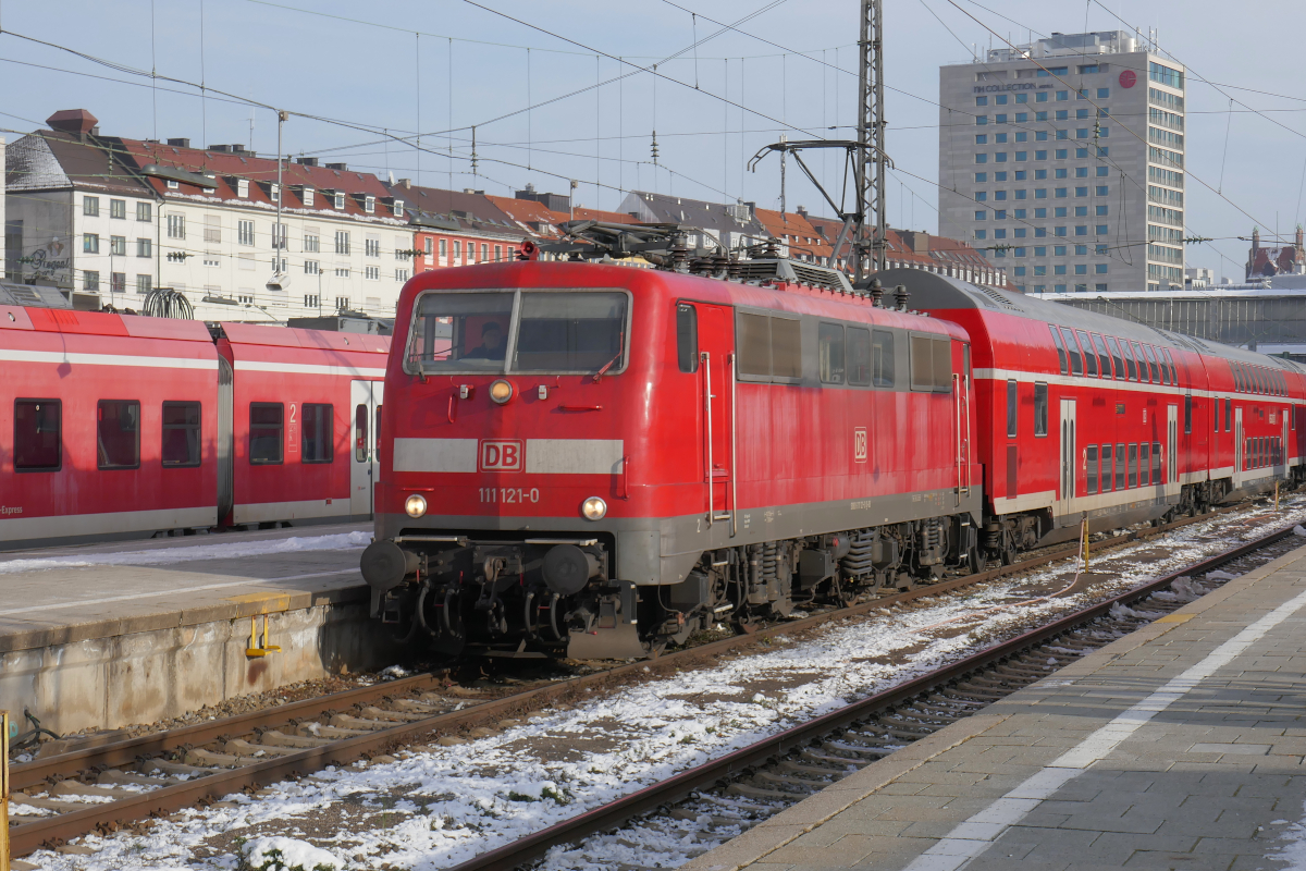 Seit 1975 sind Lokomotiven der Baureihe 111 in München stationiert. Mit dem Übergang des Regionalverkehrs nach Augsburg und darüber hinaus auf Go Ahead verloren die 111er fast alle Leistungen westlich von München - aber nur fast: Hier steht 111 121 bereit mit einer RB 6 nach Garmisch und - zumindest angeschrieben - Pfronten-Steinach. Auch die Anfänge der Baureihe 111 waren nicht einfach - darüber kann man bei Werner Streil, die Baureihe 111 nachlesen.
München Hbf, Starnberger Flügelbahnhof, Dienstag, 13. Dezember 2022, 13.32 Uhr.