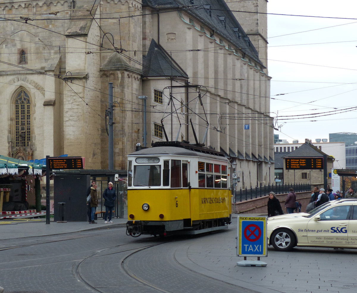 Seit 1993 befindet sich dieser Wagen der Kirnitzschtalbahn in Besitz der Halleschen Straßenbahnfreunde e.V. Das 1944 gebaute Fahrzeug fuhr zunächst in Erfurt, dann in Dresden, später im Kirnitzschtal, bevor es als historisches Fahrzeug in Halle (Saale) landete. 18.11.2017, Halle (Saale)