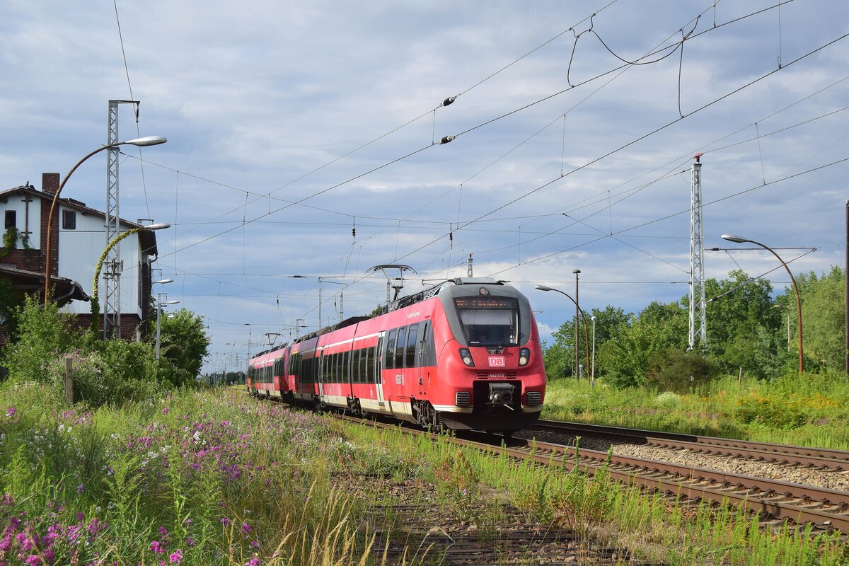 Seit 1993 ist Satzkorn kein Halt mehr für Personenzüge. Hier rauscht 442 619 durch Satzkorn gen Golm. 
