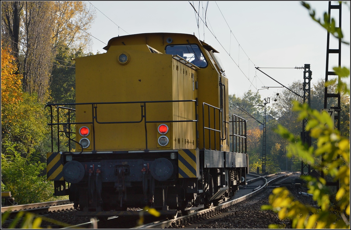 Seit 1997 in Sachen Gleisbau unterwegs, seit 2008 als V150.01 der Schienen Güter Logistik. Nunmehr mit 92 80 293 507-0 D-SGL bezeichnet. Rastatt, November 2014.