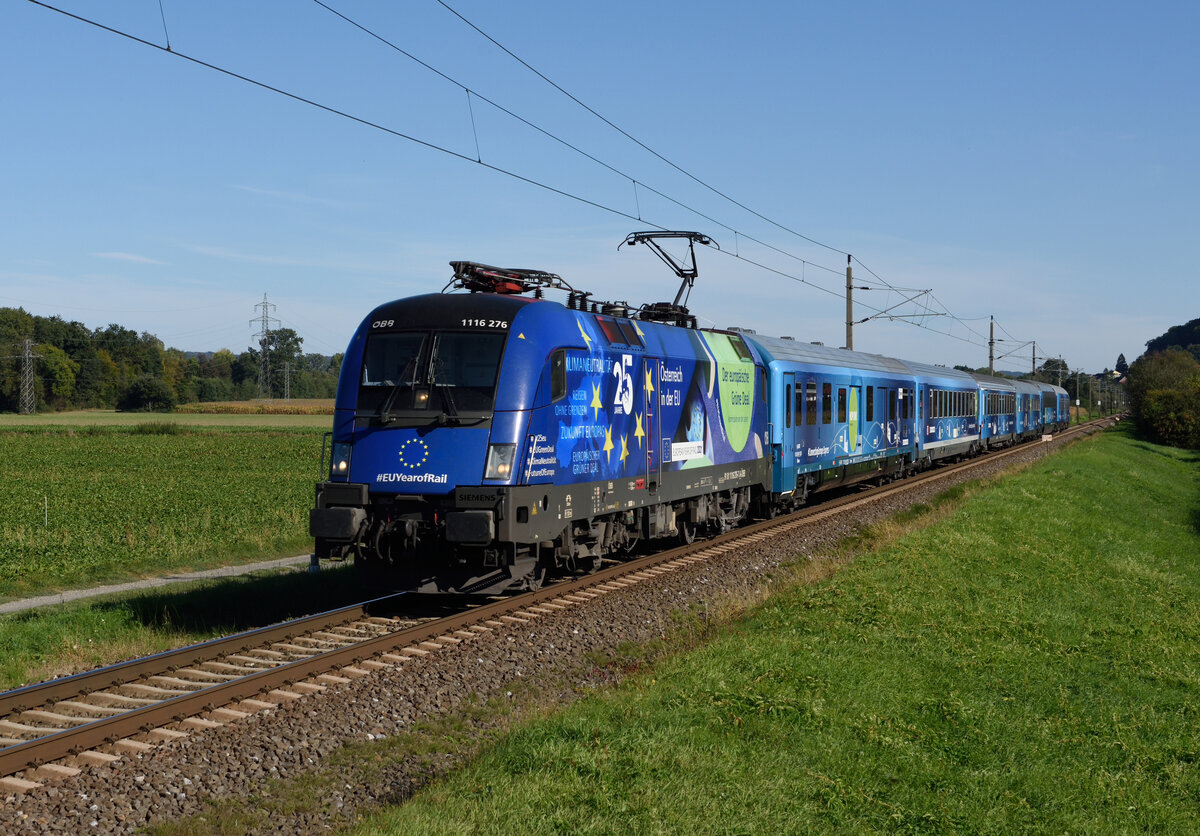 Seit 2. September ist der Connecting Europe Express quer durch Europa unterwegs und soll am 07. Oktober Paris erreichen. Am 24. September 2021 fuhr der CEE unter der Zugnummer 18942 von Ljubljana mit Zwischenstopps in Graz und  Wien nach Breclav 
Ab Spielfeld-Straß wurde der Zug von der 1116 276 gezogen, und von mir in Wildon fotografiert.

https://www.connectingeuropeexpress.eu/