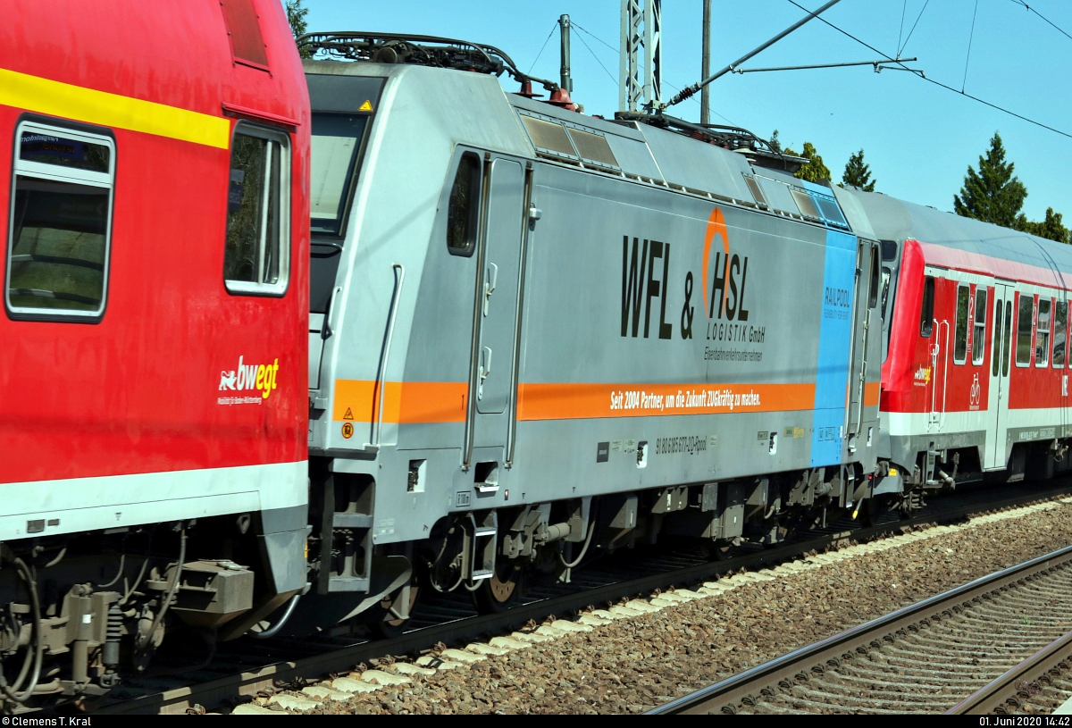  Seit 2004 Partner, um die Zukunft ZUGkräftig zu machen. 
185 677-2 der Railpool GmbH, vermietet an die HSL Logistik GmbH (HSL), untervermietet an die Wedler Franz Logistik GmbH & Co. KG (WFL), ist eingereiht in einer Überführungsfahrt der WFL von Wustermark nach Erfurt und durchfährt, zusammen mit drei weiteren Loks sowie 14 Wagen, den Hp Zscherben auf der Bahnstrecke Halle–Hann. Münden (KBS 590).
Anlass der Fahrt ist die Bereitstellung von Fahrzeugmaterial für den Ersatzverkehr der Abellio Rail Baden-Württemberg GmbH.
[1.6.2020 | 15:42 Uhr]