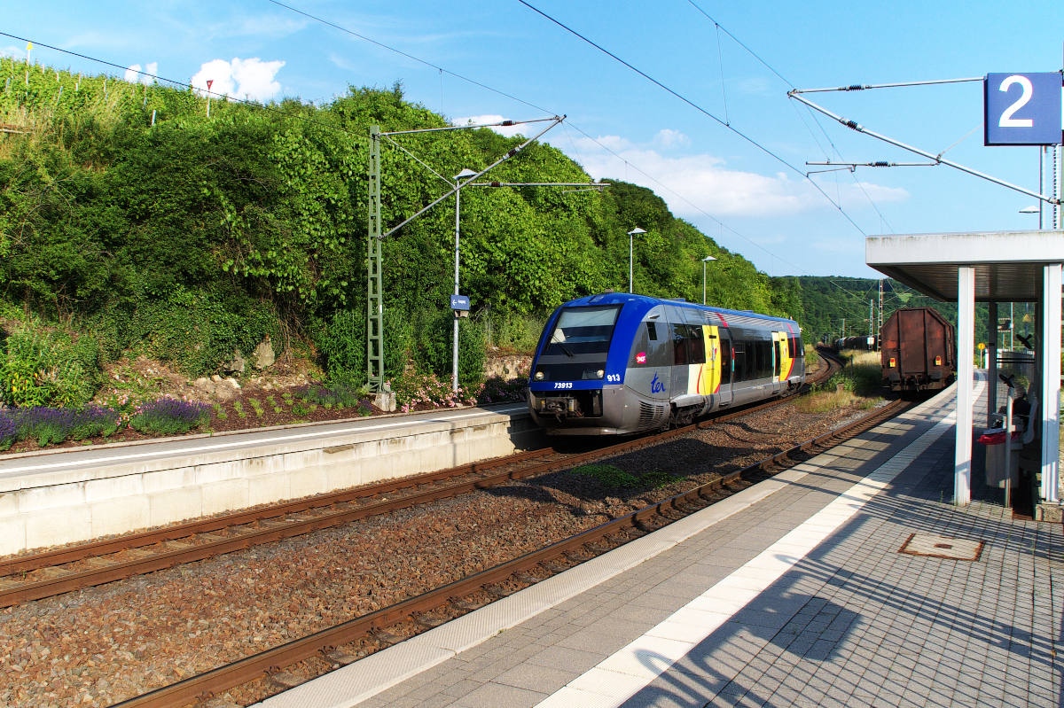 Seit 2007 gibt es am Wochenende und Feiertagen die Verbindung Metz - Trier - Metz zwei mal am Tag. Ob dies im Jahr 2016 auch noch so sein wird muss abgewartet werden.
 Im grenzüberschreitenden Verkehr Deutschland - Frankreich wird sich die Situation  ab Fahrplanwechsel Dezember 2015 sehr negativ verändern. Am Abend des 06.07.2013 ist SNCF X 73919 als Regionalexpress von (Metz) Hagondange nach Trier auf der Obermoselstrecke unterwegs. Hier durchfährt der Triebwagen den Haltepunkt Wehr (Mosel). Nach einem kurzen Aufenthalt in Trier geht es zurück nach Metz.
Bahnstrecke 3010 Koblenz - Perl Grenze