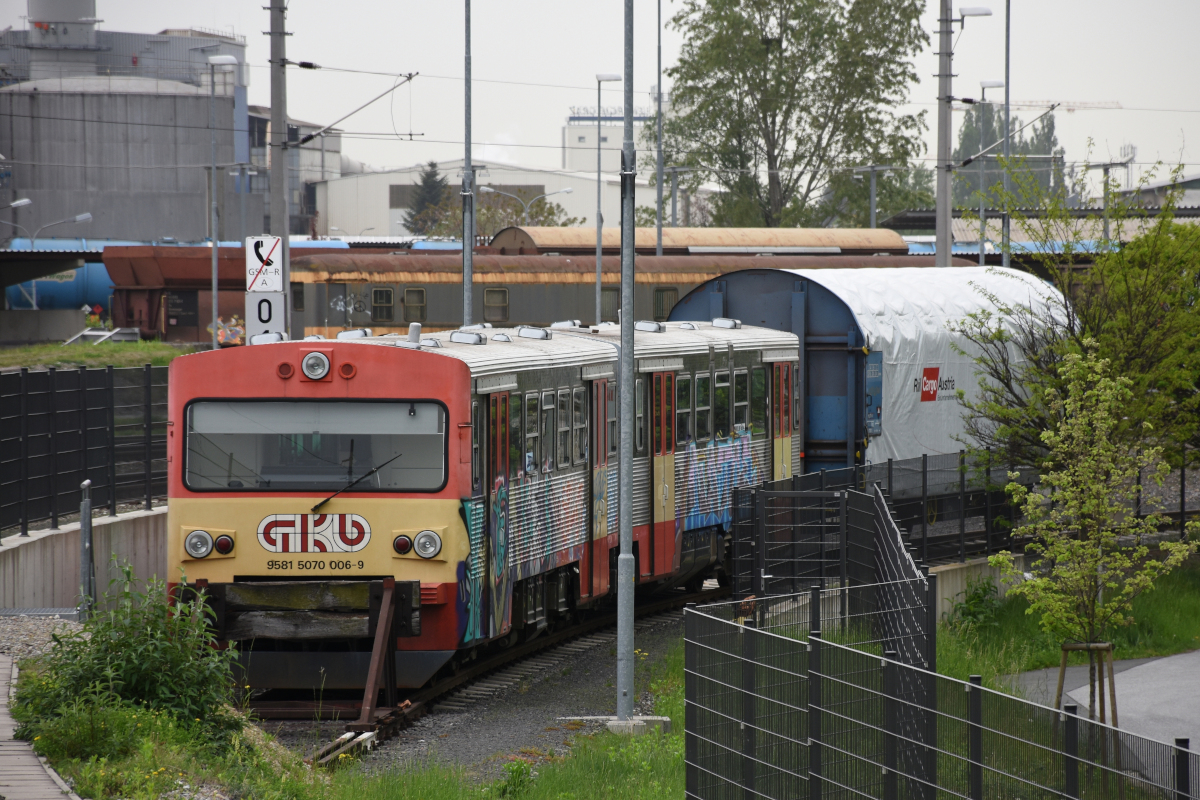 Seit 2013 außer Dienst. VT 70 = 5070.006 der GKB stand am 26.04.2019 in Graz auf einem Abstellgleis. Tele-Blick vom Bahnsteig.