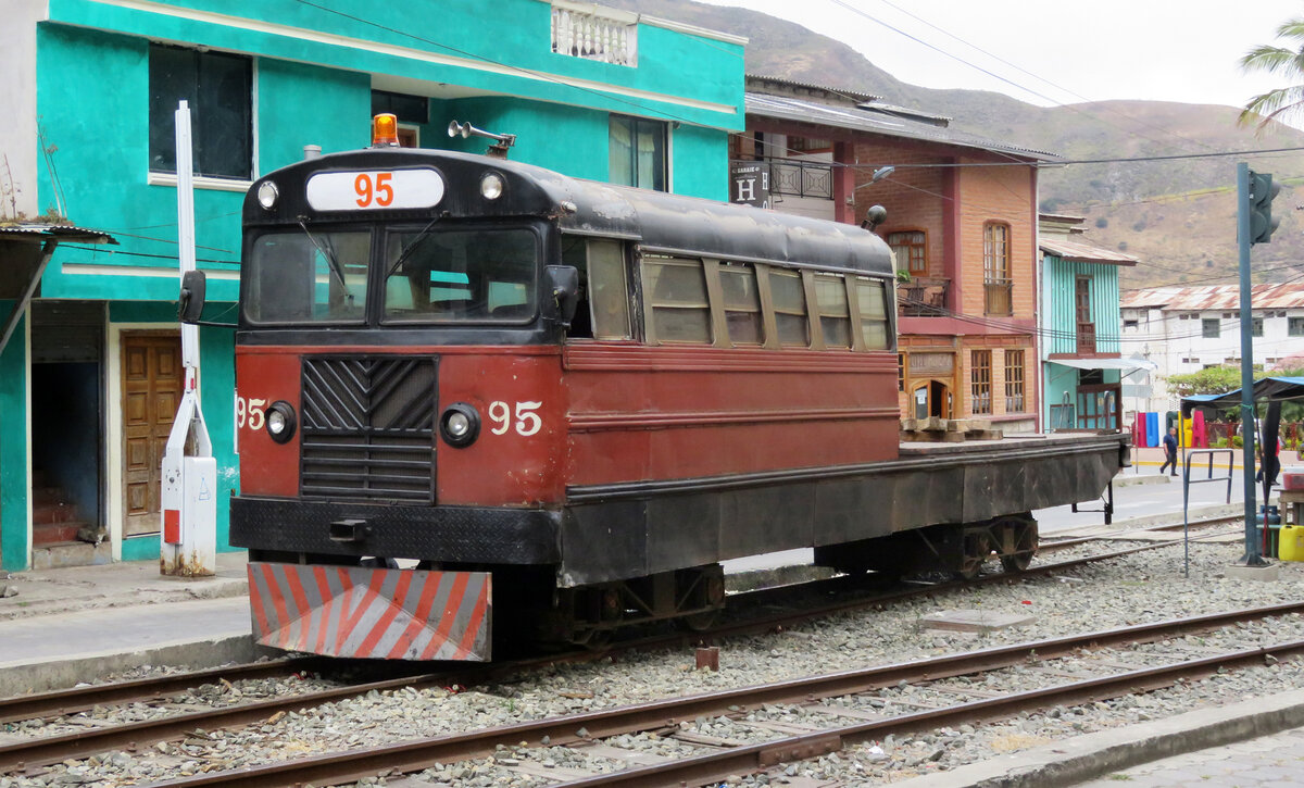 Seit 2013 war die ganze Strecke des Tren Crucero von Guayaquil bis Quito durchgehend auf der Schiene befahrbar. Die ganze Strecke? Nein, leider nicht. Bei Bucay war bei unserer Reise der folgende Streckenabschnitt bis Huigra wegen eines Erdrutsches unterbrochen. So legten wir diese Etappe bis Alausi mit dem Bus zurück. Immerhin machten wir beim Bahnhof Huigra einen kurzen Stopp. Dort war dieses spezielle Arbeitsfahrzeug zu sehen. Huigra, 05.08.2018