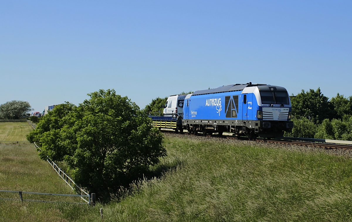 Seit 2016 befördert RDC Deutschland mit dem Autozug Sylt Kfz. zwischen Niebüll und Westerland. Eingesetzt werden die beiden Vectron-247 908  Debbie  und 909  Anne , letztere ist am 15.06.2020 bei Morsum in Richtung Hindenburgdamm unterwegs. Gruß zurück an den freundlichen Lokführer!