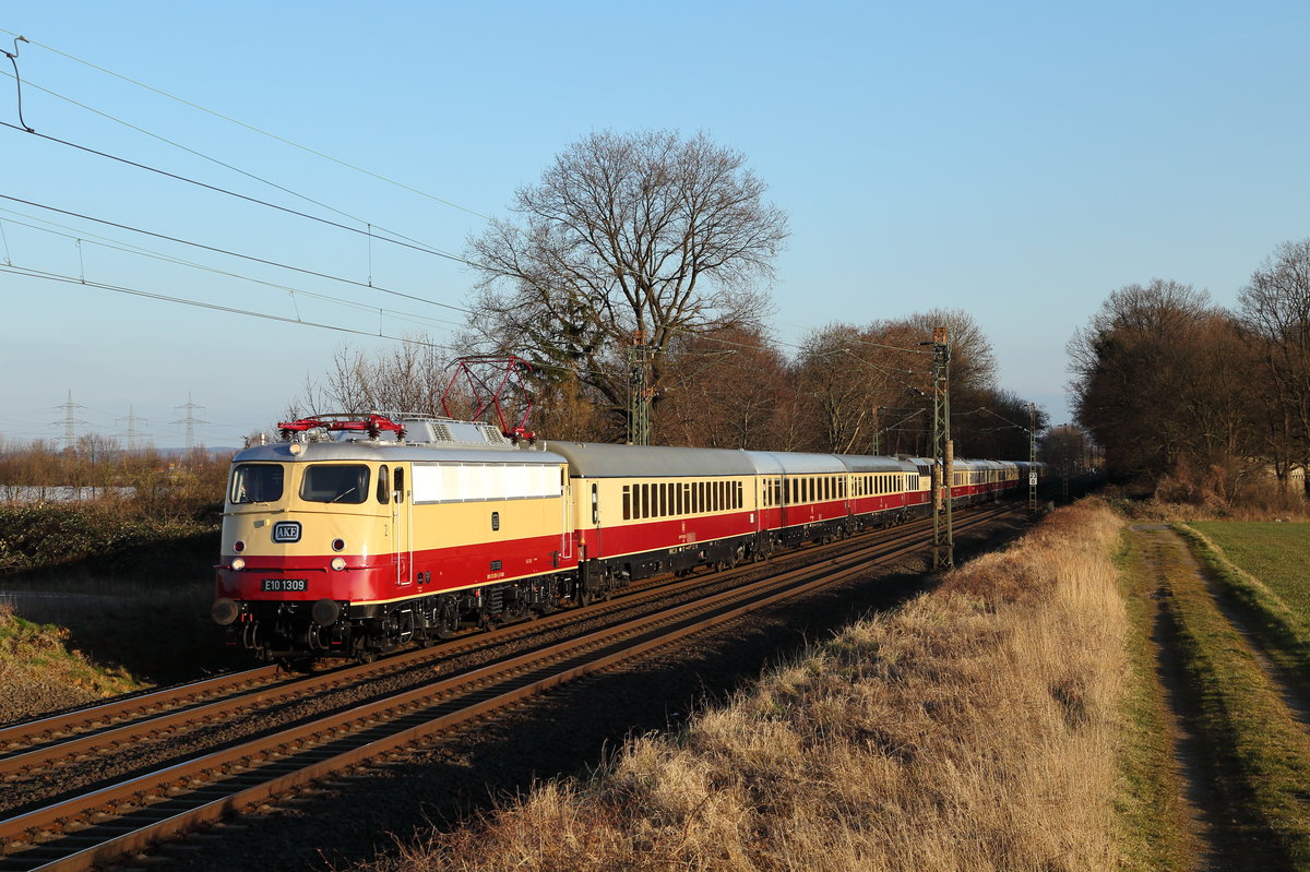 Seit 2016 für die AKE im Einsatz ist die E 10 1309 vor dem historischen Rheingold-Zug. Am 13.03.2016 wurde die schöne Garnitur mit mehreren Fahrten zwischen Köln und Koblenz der Öffentlichkeit präsentiert.