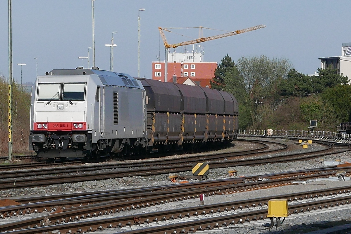 Seit 2017 wird die Leistung des „Roßberger Kieszuges“ nicht mehr von der DB sondern der IGE im Auftrag der Rail Cargo Austria erbracht. 92 80 1285 106-1 D-IGE steht am 29.03.2017 in Friedrichshafen. Aufnahmestandort war eine öffentlich zugängliche Treppe am Bahndamm.