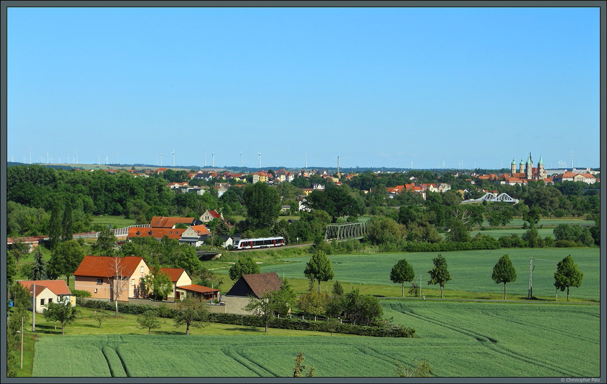 Seit 2018 ist das Wahrzeichen der Stadt Naumburg, der rechts sichtbare Naumburger Dom, Weltkulturerbe. 1648 437 hat soeben die Saale überquert und erreicht den Ort Roßbach, der erst seit 2012 über einen Haltepunkt verfügt. (01.06.2020)