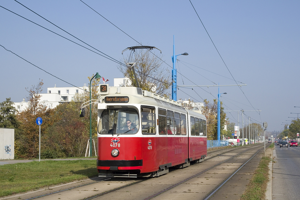 Seit 26. Oktober bis inklusive 3. November 2019 ist die Straßenbahnline 31 zwischen Floridsdorfer Markt und Hanreitergasse unterbrochen. Während dieser Sperre wurde ein Straßenbahn-Inselbetrieb zwischen Stammersdorf und Hanreitergasse eingerichtet, welcher mit solo verkehrenden E2 sowie A-ULFen bedient wird. Hier ist Wagen 4078 am 26. Oktober 2019 in der Brünner Straße nahe der Haltestelle Anton-Schall-Gasse zu sehen.