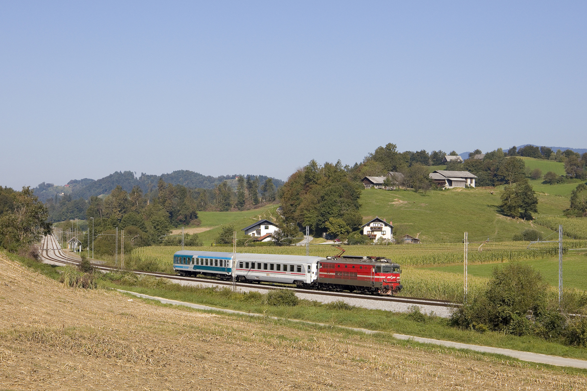 Seit 4. September 2023 wird das Eurocity-Zugpaar  Croatia  von Wien nach Zagreb und retour in Graz gebrochen. Während zwischen Wien und Graz weiterhin eine ÖBB - Garnitur eingestzt wird, ist der  Zug aktuell am südlichen Streckenabschnitt mit lediglich zwei Wagen zweiter Klasse unterwegs, was einem EC eigentlich keinesfalls würdig ist.
Am 11. September 2023 konnte ich 342 010 mit dem EC 158 von Zagreb Gl. kol. nach Graz Hbf bei Ostrožno fotografieren. 