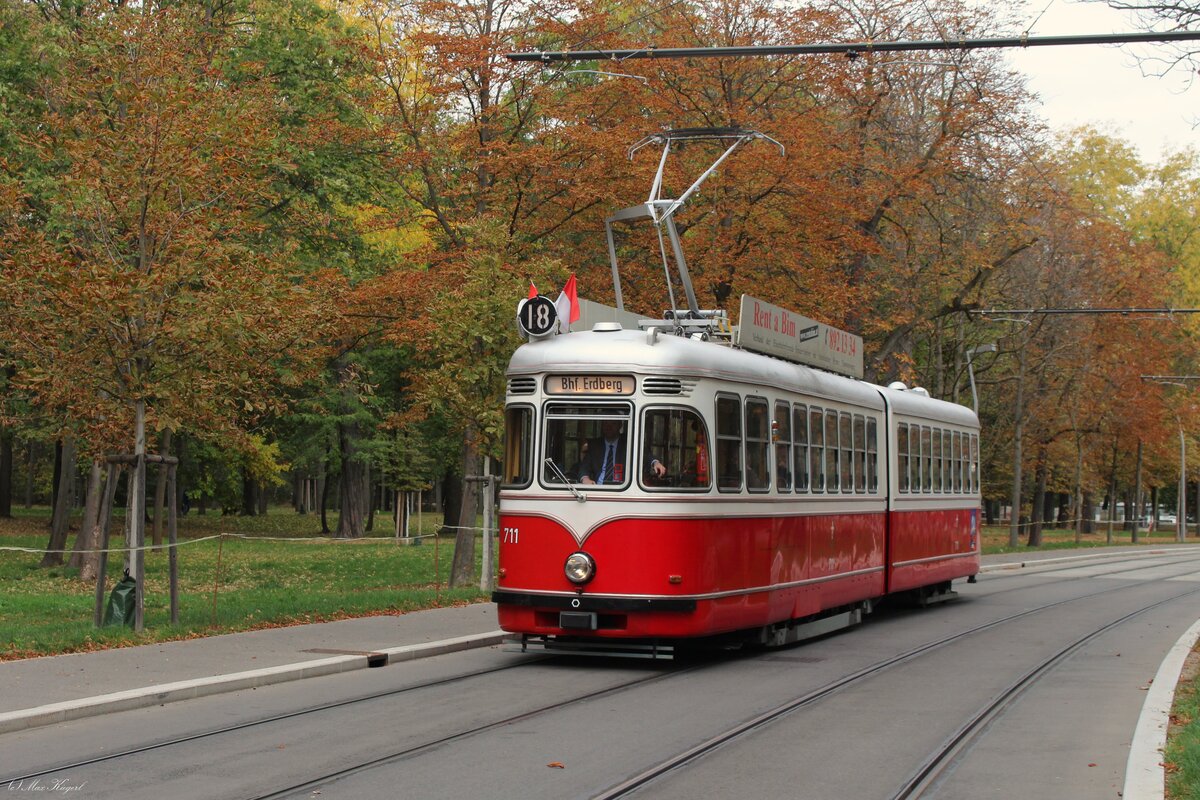Seit 5. September 2026 f�hrt die Linie 18 bis in die Leopoldstadt zum Ernst-Happel Stadion.
Mit originaler historischer Betafelung f�hrt am 10.10.2026 der Typ F Nummer 711 vom Stadion in Richtung Erdberger Remise.
Der eigenwillige Gelenktriebwagen aus einem Zweiachser mit Drehgestellteil steht in der Remise in Erdberg und ist im Besitz des Verbandes der Eisenbahnfreunden.