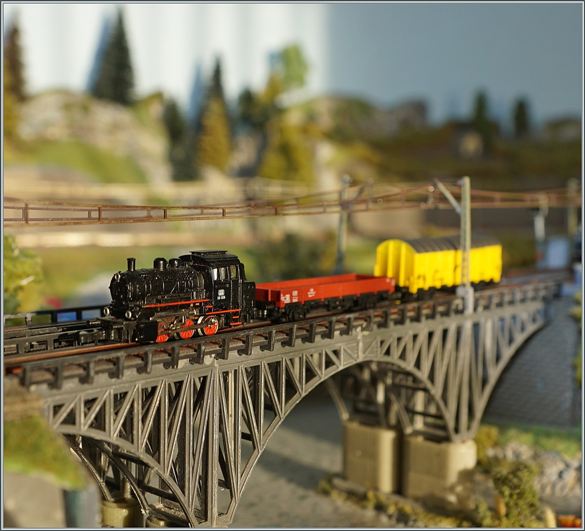 Seit 50 Jahren ein Klassiker im Massstab 1:220 - die märklin mini club Dampflok BR 89 mit dem Niederbordwagen und einem Bananenwagen. Während es beim Vorbild nur wenige Dampfloks der Baureihe 89 gab, und diese kaum bei der DB im Einsatz gestanden sein dürften, ist die Märklin Lok millionenfach in verschiedenen Massstäben zur einprägsamen Tenderlok geworden. 
Ebenfalls ein Klassiker stellt die Faller Brücke dar, welche durch ihre geschickte Konstruktion verschieden Kombinationen ermöglicht. 

11. Januar 2022