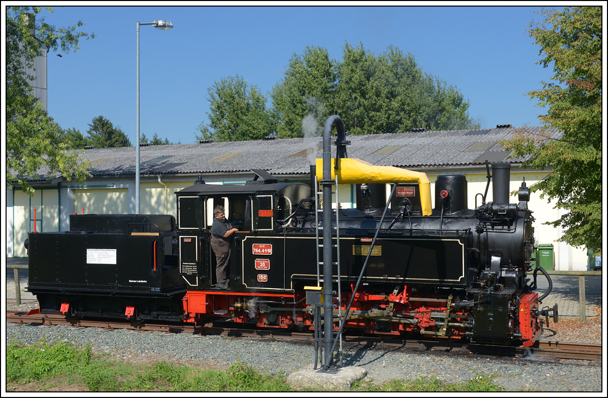 Seit 8.8.18 ist 764-411R der Stainzer Bahn mit einem Schlepptender unterwegs. Zuletzt als Schneepflug im Einsatz wird dieser Tender, welcher ursprünglich an einer HF 110C hing, die Arbeit des Heizers ungemein erleichtern. Die Aufnahme zeigt die Lok am 12.8.18 beim Wassernehmen in Preding. Es wird hier jetzt das einzige Bild sein, wo ich das große weiße Schild mit den Daten des Tenders belasse, bei den anderen Bildern habe ich es entfernt. Es wird in weiterer Folge auch vom Tender entfernt und soll durch ein kleineres ersetzt werden. 