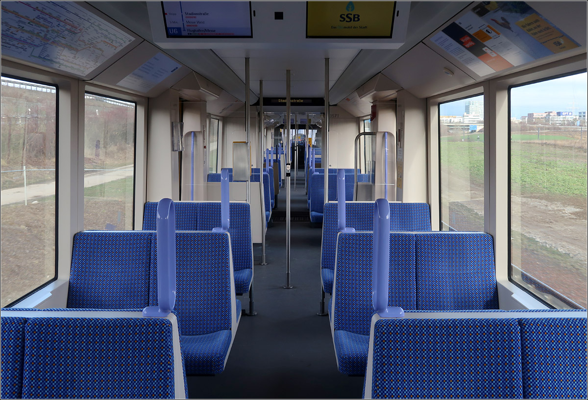 Seit den achtziger Jahren kaum verändert - 

... hat sich das bewährte Design des Innenraumes des Stuttgarter Stadtbahnwagen. Ursprünglich waren die Sitze grün, die Halteschlaufen violett, der Boden heller, die Seitenwände hatten eine etwas beigen Ton.
Sehr aufgeräumt nach wie vor die Einteilung der Sitzgruppen, ohne die Unruhe viele Niederflurbahnen.

Aufgenommen zwischen Fasanenhof Schelmenwasen und Stadionstraße an der Verlängerung der U6 zum Flughafen.

29.01.2022 (M)