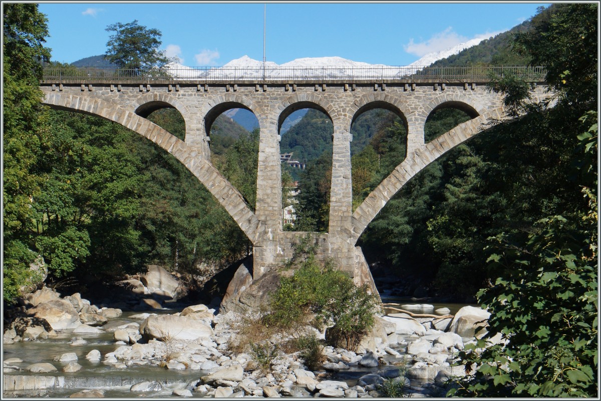 Seit altes her ist die Leventina ein stark vom Durchangsverkehr geprgtes Tal, Grund genug, einmal die etwas ruhigere Seite des schnen Tals zu zeigen, den Verkehr zwar mitten im Bild zu belassen aber doch etwas versteckt zu zeigen: Von Giornico fotogarfiete ich einen ETR 610, als EC 12 von Milano nach Zrich unterwegs, auf dem Pianotondo Viadukt.
24. Sept. 2015