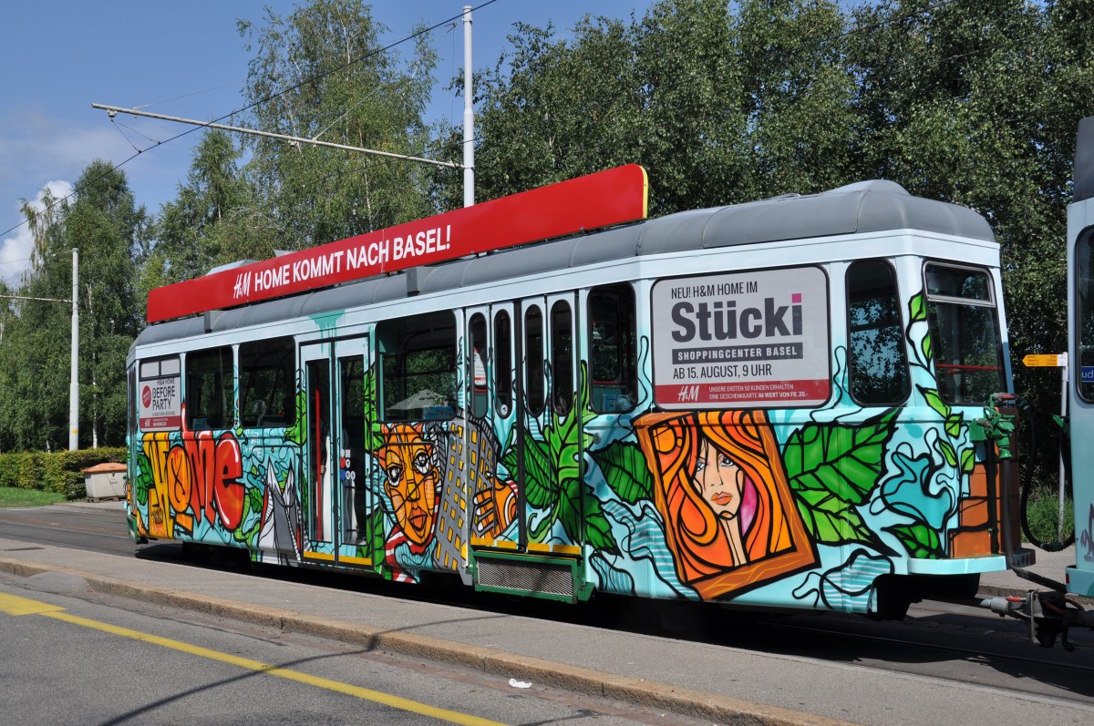 Seit Anfang August 2014 macht der B 1473 S zusammen mit dem Be 4/4 457 Werbung für H&M Home. Die beiden Wagen wurden von Graffiti-Künstlern im Depot Wiesenplatz besprayt. Diese Aufnahme entstand am 04.08.2014 auf dem Bruderholz.